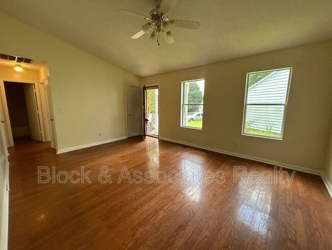 Photo - 808 Circle Dr