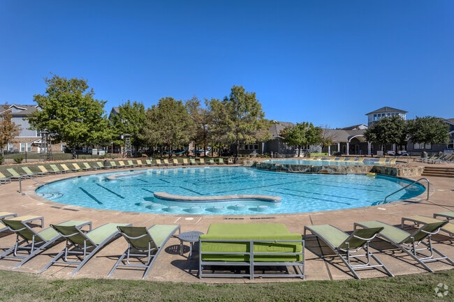 Piscina estilo resort con terraza para tomar el sol - Woodlands of College Station