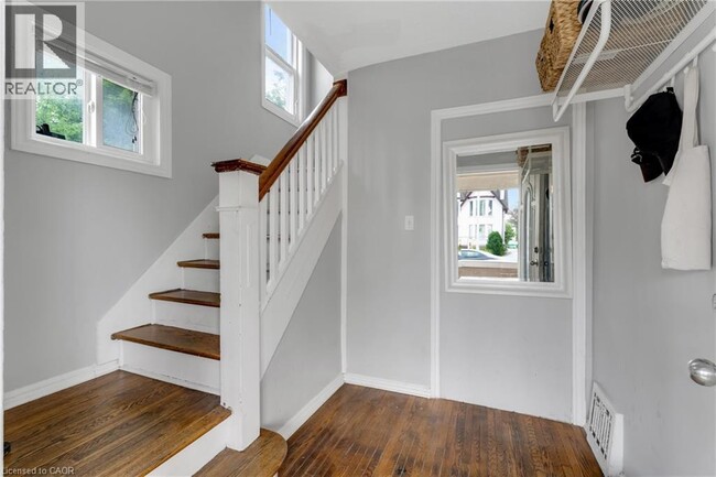 Photo - 195 Victoria St N