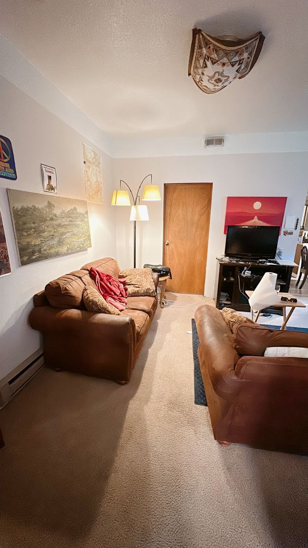 Photo - PRELEASE: 5 bdrm/2 bath in York neighborhood