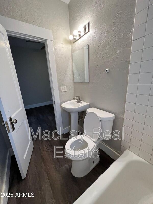 Photo - 2032 W Adams St