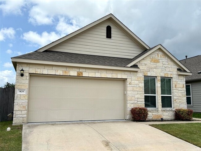 Building Photo - 909 Falkland Trace