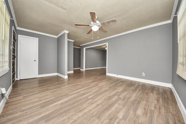 Photo - 3214 Tuam St