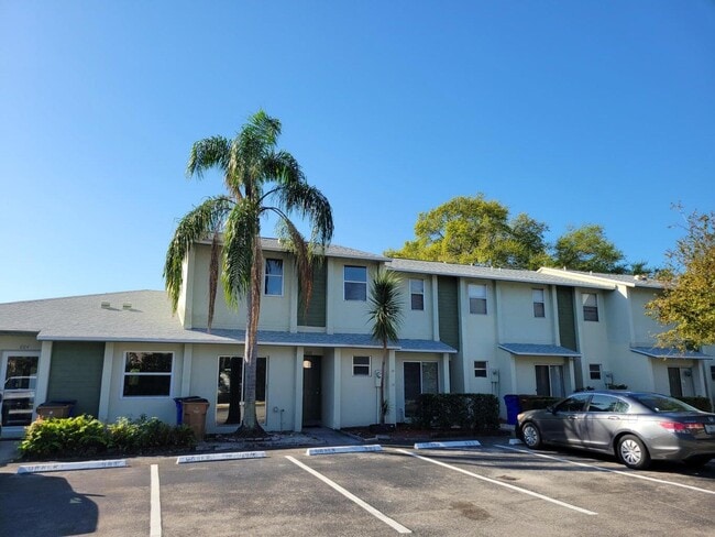 Photo - 886 Crystal Lake Dr Townhome