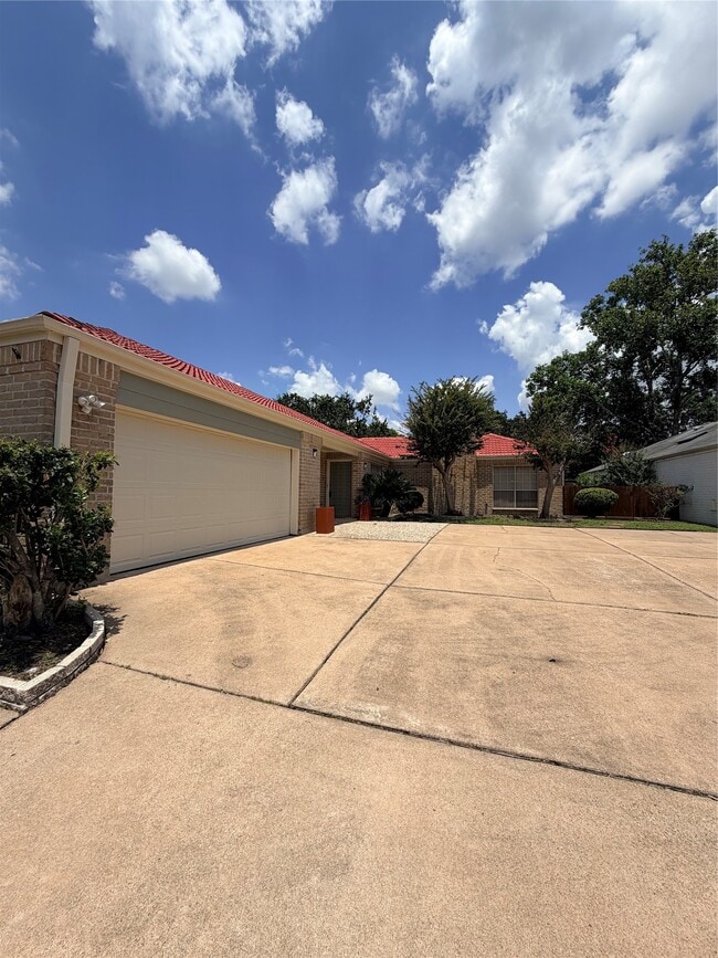 Building Photo - 7846 Bankside Dr
