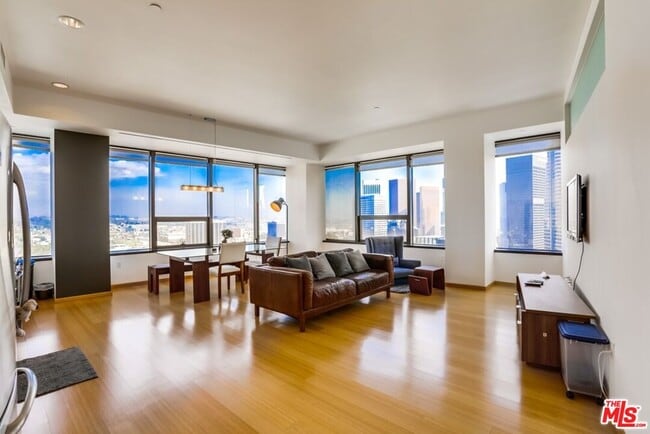 Building Photo - 1100 Wilshire Blvd Unit 2906