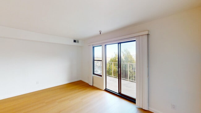 Building Photo - 2033 Castro St Unit 11A