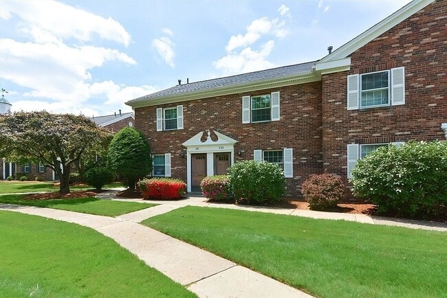 Photo - 202 Windsor Dr N