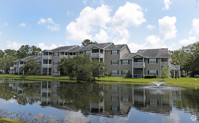 Building Photo - Lake Crossing Apartments