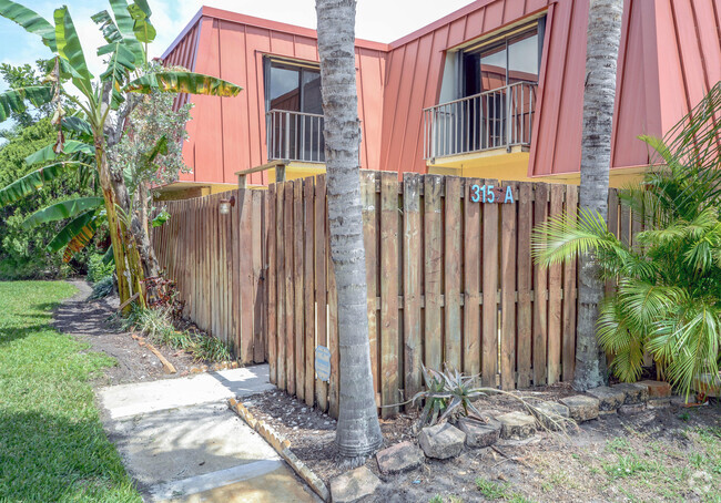 Building Photo - 3157 Gardens E Dr Rental