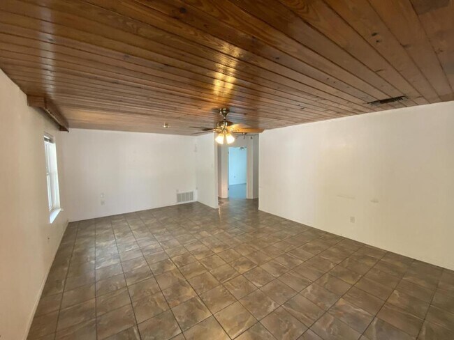 Photo - 1122 Rhonda Lee St