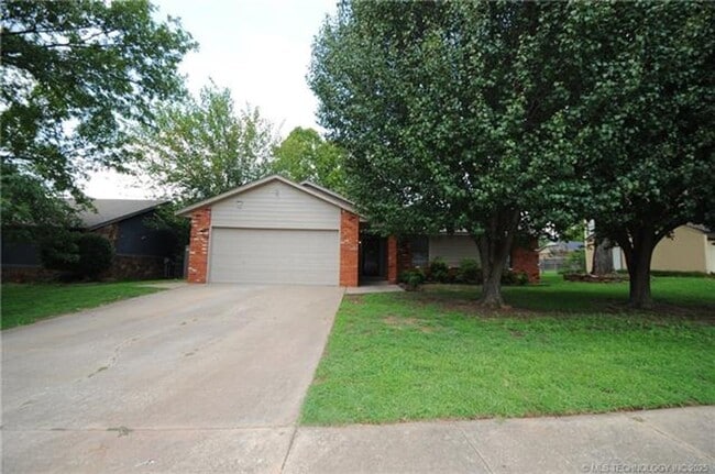 Building Photo - Well-maintained 3-bedroom, 2-bath ranch-style home