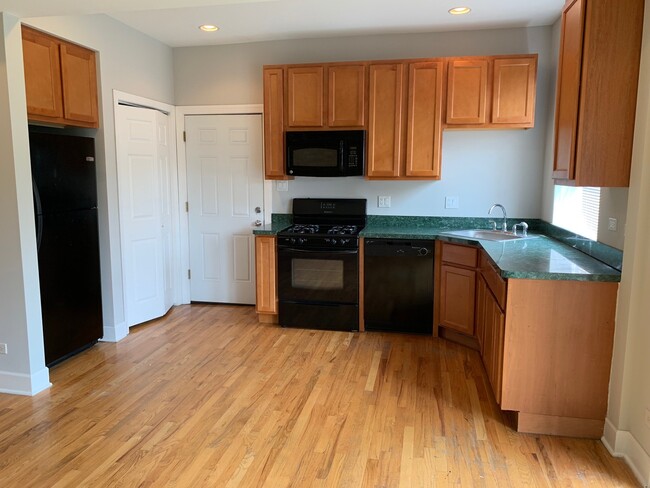 Photo - 2303 W Granville Ave Unit 2