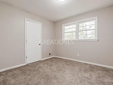 Photo - 912 Old Oak Dr