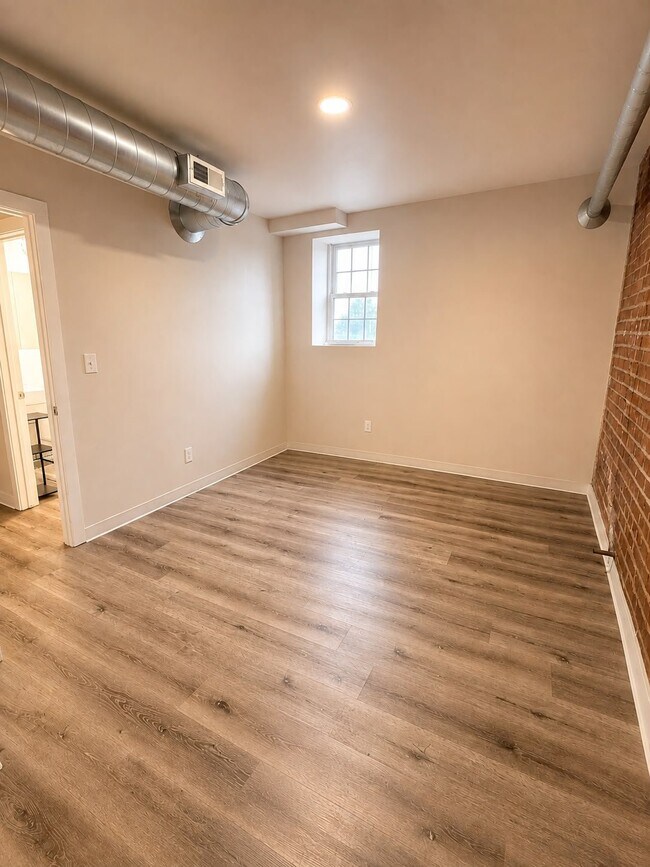 5918 St. Antoine St Unit 106