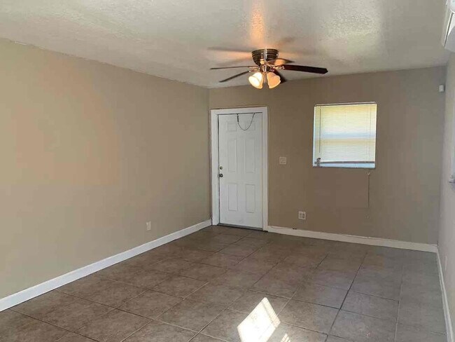 Photo - 2720 NW 13th St Unidad 3