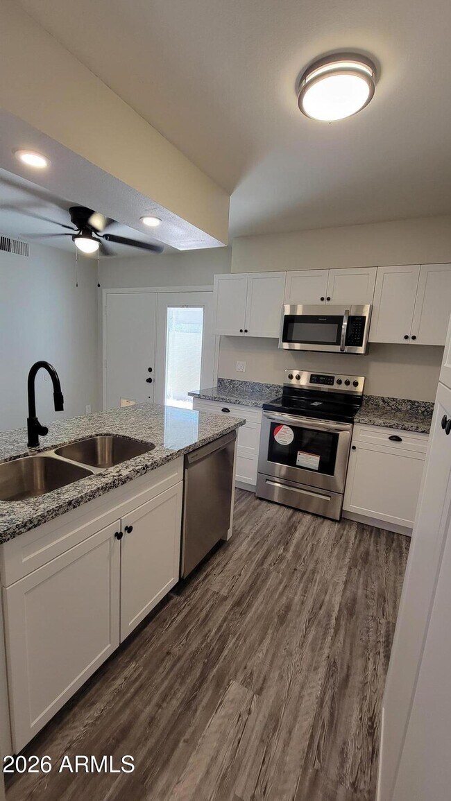 3737 E Turney Ave Unidad 121