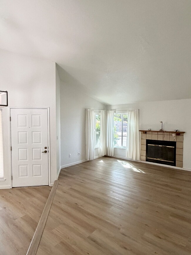Photo - 3 bed 2 bath home vaulted ceilings close to hwy 80