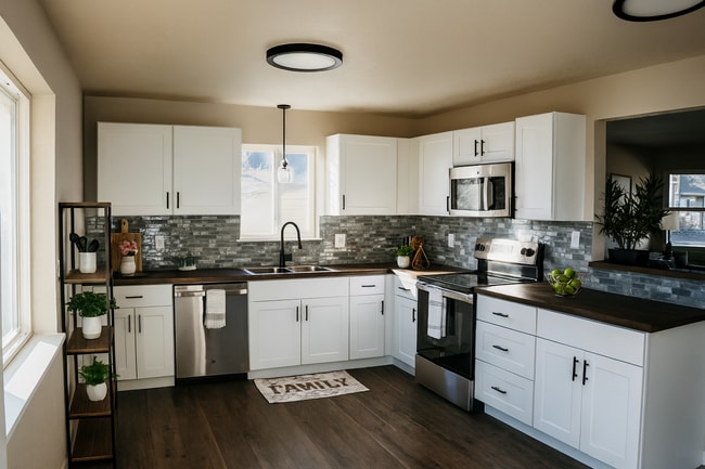 Building Photo - Spacious 5 bedroom, 2 ba, large basement with additional kitchen & private entry