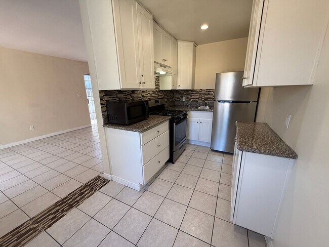 Photo - 2BD/1BA PB STYLE COTTAGE! LARGE EXCLUSIVE YARD! ASSIGNED PARKING!