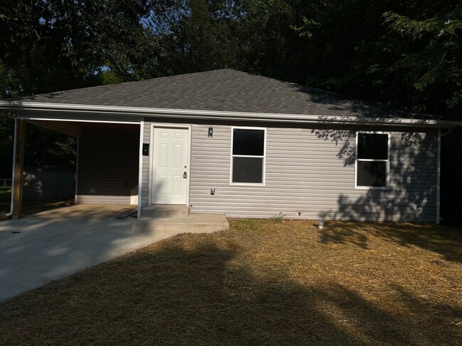 3 bed 2 bath 1 Carport $995/month - 3 bed 2 bath 1 Carport $995/month House