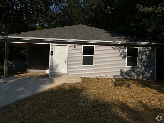 Building Photo - 3 bed 2 bath 1 Carport $995/month Rental