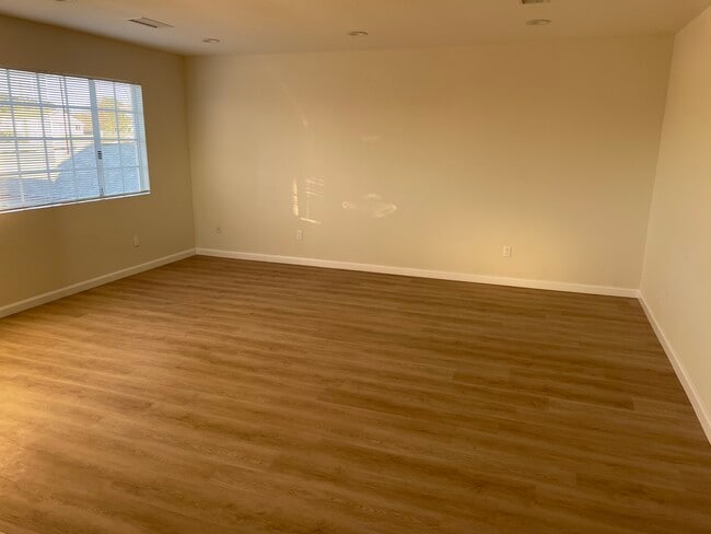Photo - 112 E B St