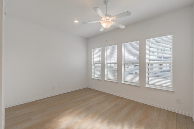 Espaciosa sala de estar - 1145 Concan Dr