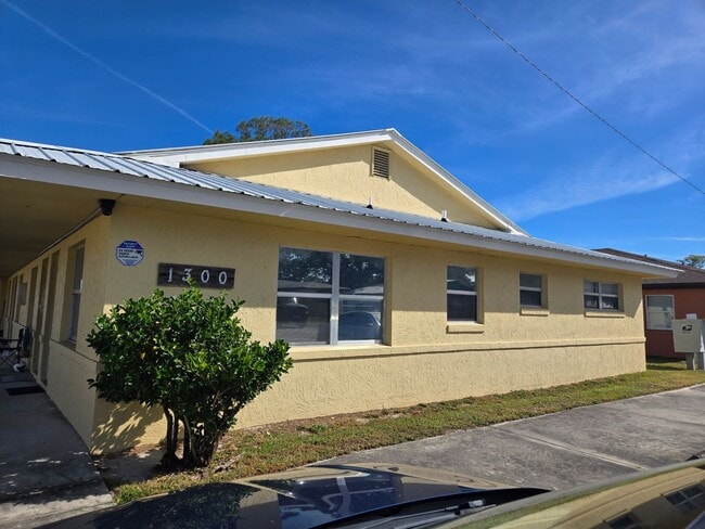 Building Photo - Cute 1/1 in Convenient Location Unit 1304 Melody Lane