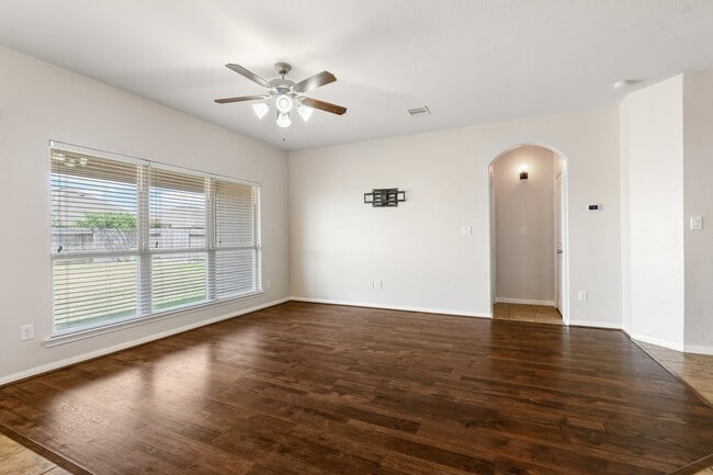 Photo - 119 Country Crossing Cir