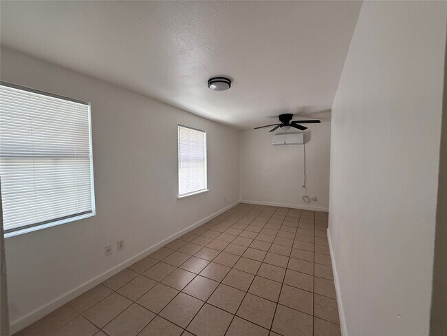 Photo - 938 Zoe St Unidad 1