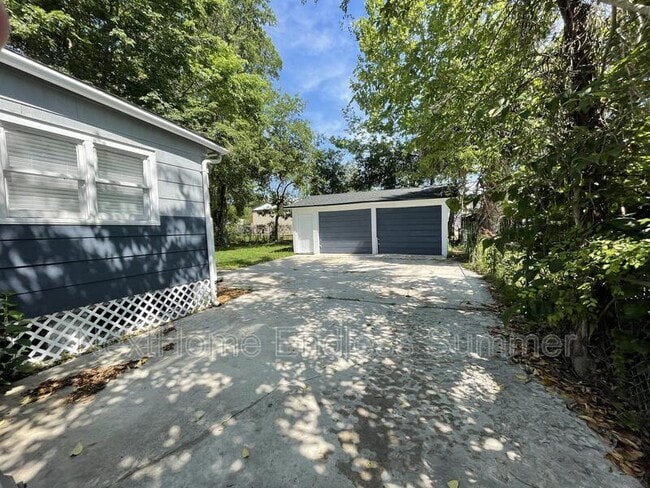 Photo - 2887 Lenox Ave