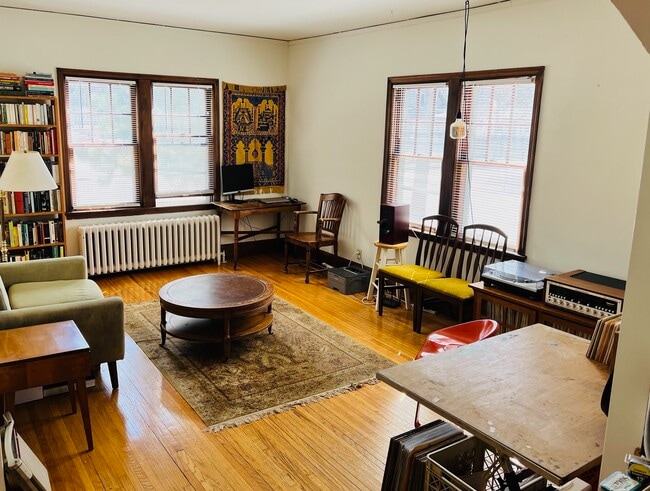 Large, light filled living space - 3956 42nd Ave S Unit 3956 42nd Ave -  3