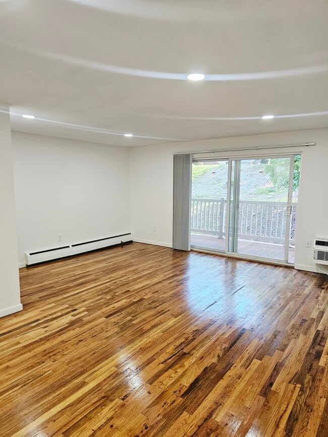 4-5C Living Room - Kenmore Apartments