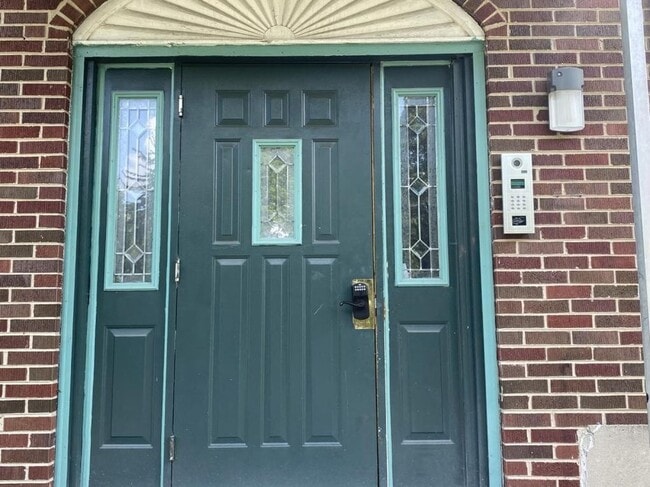 Building Photo - 412 W Parkwood Dr Unit 1