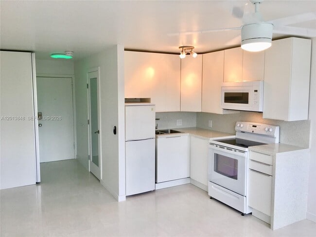 Building Photo - 6484 Indian Creek Dr Unit 205