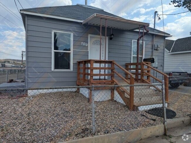 Building Photo - Available now! View Today by calling Rentl... Rental