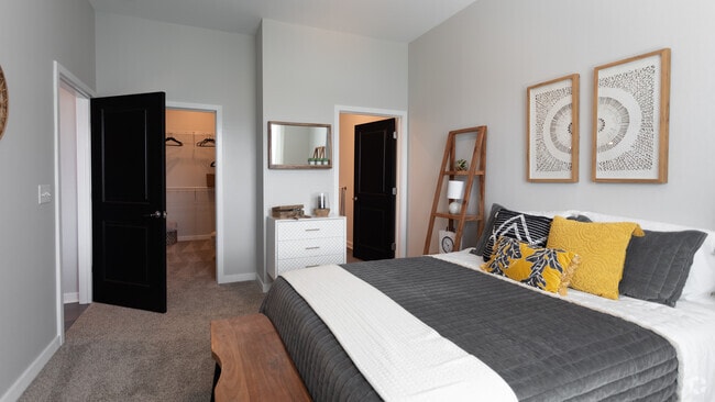 2BR,2BA,-The New Hampshire