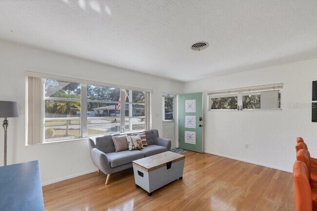 Photo - 2575 Hillview St