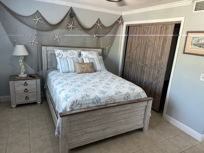 Building Photo - 584 Bay Esplanade Unit #3