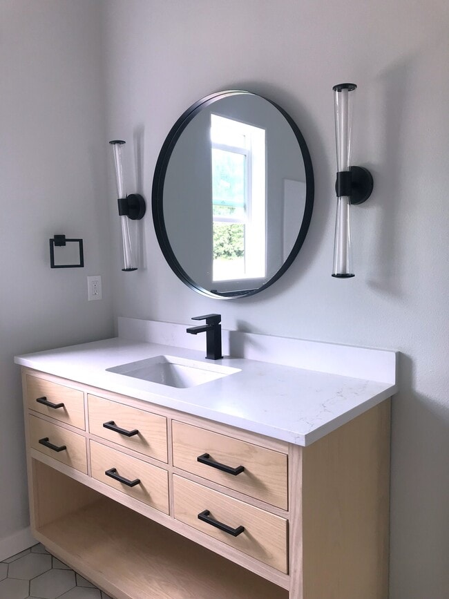 Main Bath with Tub Shower - 19609 SE Chitwood Rd Unit #2