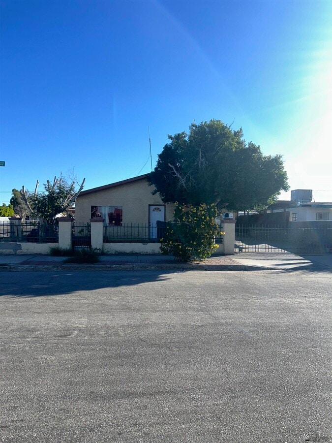 Photo - 2203 S Maple Ave