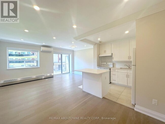Photo - 135 Allan St