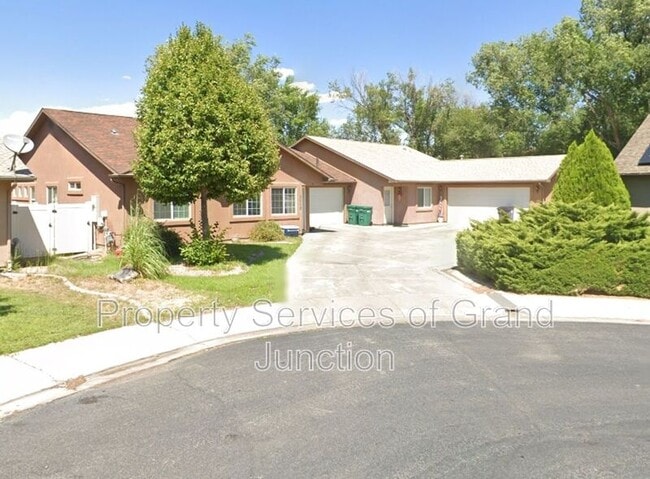 Building Photo - 3018 Oakwood Dr Unit 3B