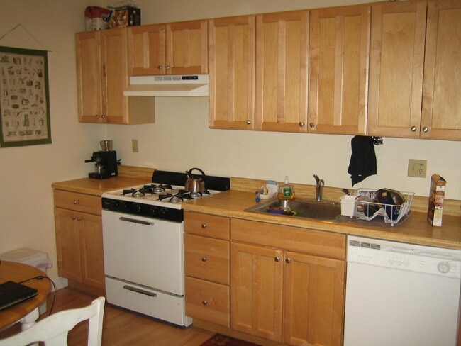 Building Photo - 164 Strathmore Rd Unit 21