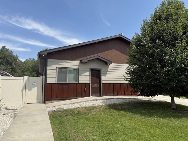 Building Photo - 715 17th St W Rental