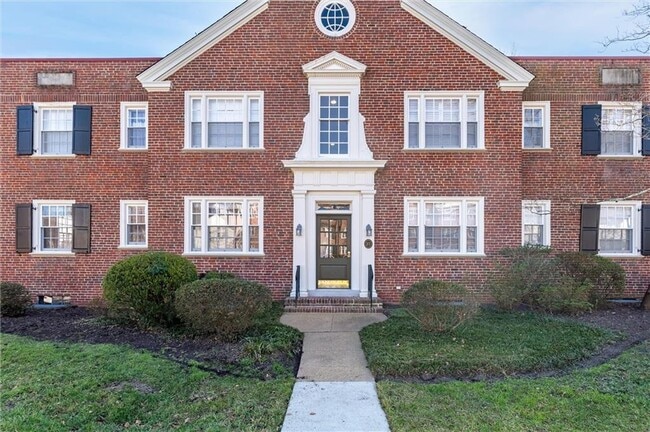 Photo - 27 W Lock Ln