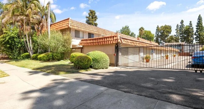 3bed/2.5bath + Garage Townhome in Tarzana-... - 3bed/2.5bath + Garage Townhome in Tarzana-...