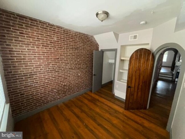 Building Photo - 235 E Market St Unit 2