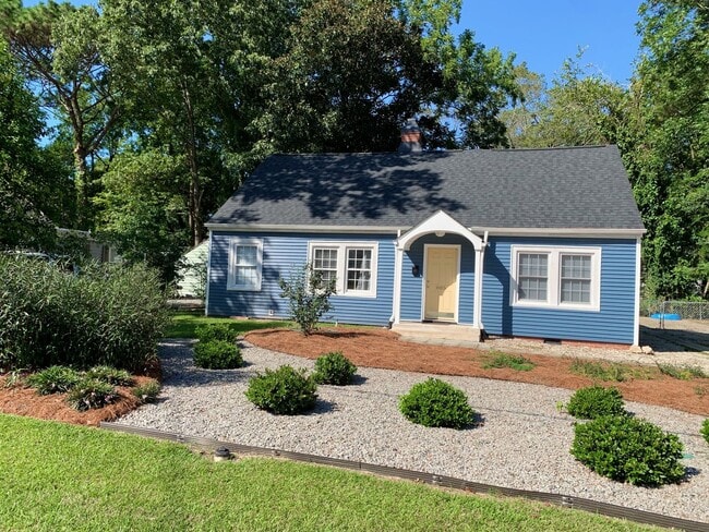Building Photo - 3 Bedrooms 2 Full Baths with fenced in bac... Rental